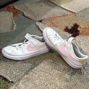 Nike Court Legacy old school tennis show sneakers white honeydew pink foam 3